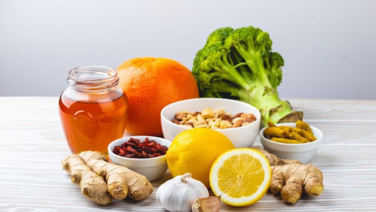 Seleção de 10 superalimentos para fortalecer a imunidade: frutas cítricas, gengibre, alho, espinafre, iogurte, amêndoas, brócolis, kiwi, pimentão vermelho e cúrcuma.