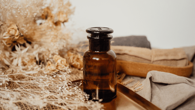 Frascos de biocosméticos com embalagens sustentáveis sobre fundo de linho cru, acompanhados de folhas verdes, flores naturais e ingredientes vegetais como lavanda, aloe vera, argila e óleos essenciais.