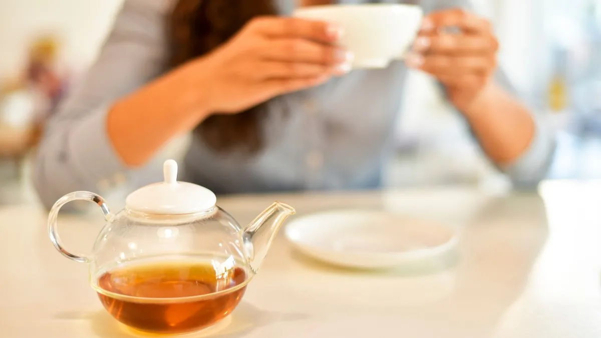 Chás Naturais para Mulheres Alívio da TPM, Menopausa e Emoções